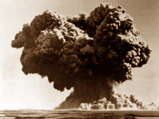 Imagen: La explosión del dispositivo Hurricane. Wikimedia Commons